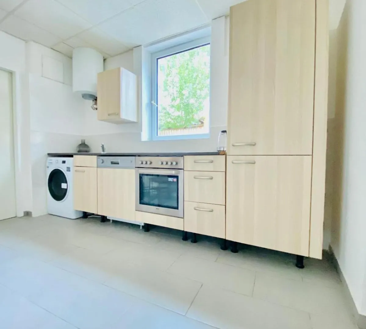 Elegant 3 Bedroom Shared Apt Convenient City Access Vienna