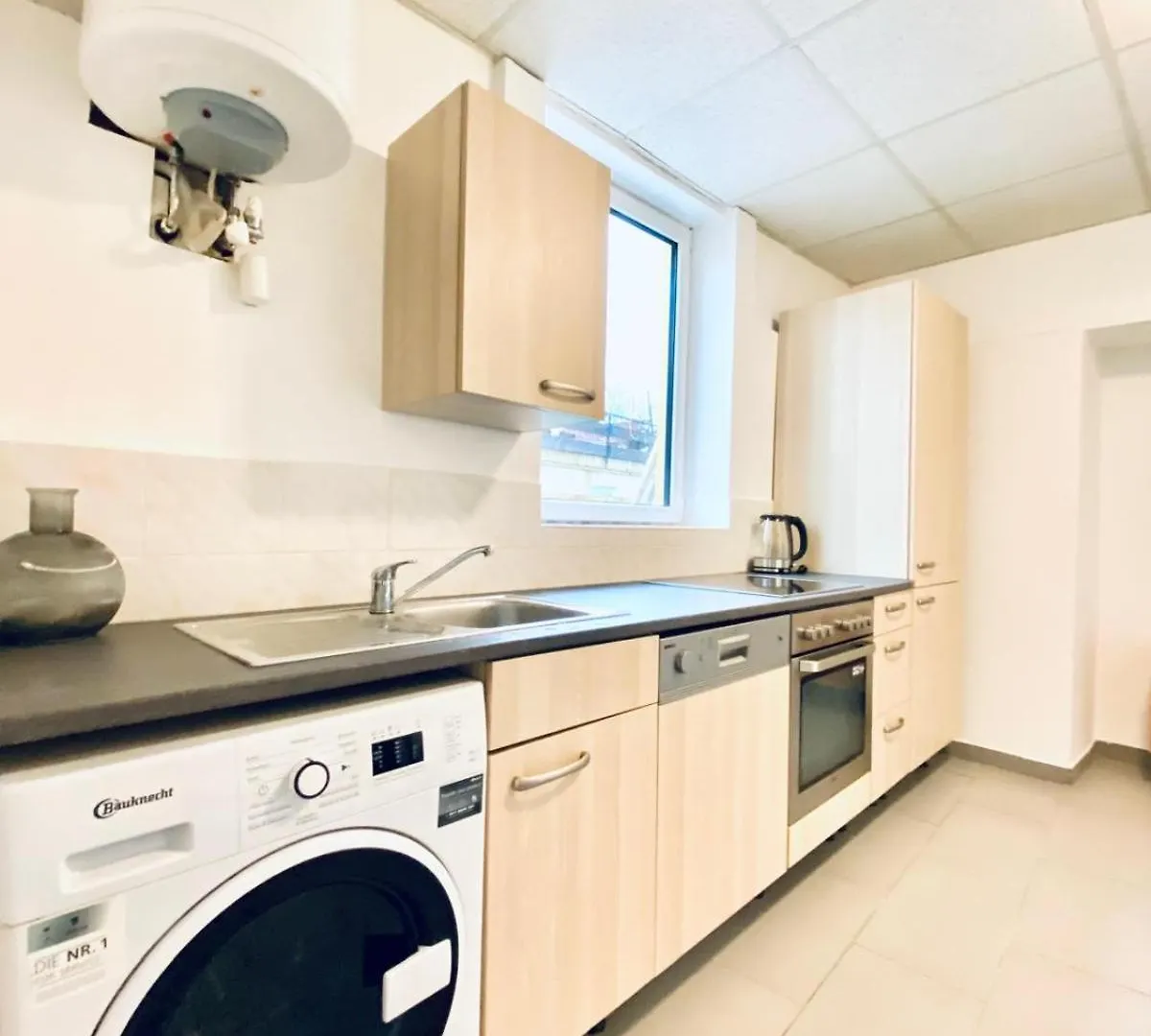 Elegant 3 Bedroom Shared Apt Convenient City Access Vienna Apartment